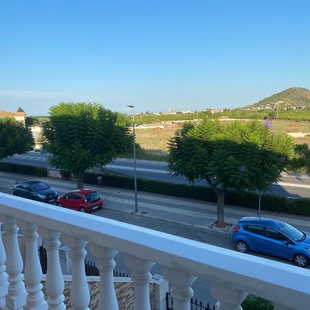 Comfortable Guest Room With Balcony Beniarjo Exterior foto