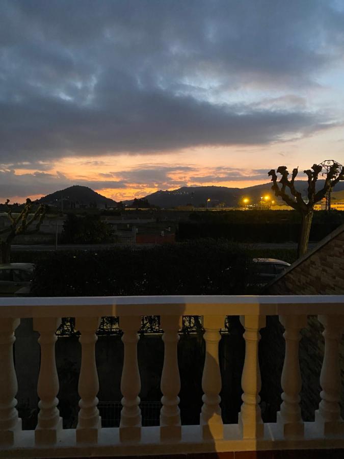 Comfortable Guest Room With Balcony Beniarjo Exterior foto